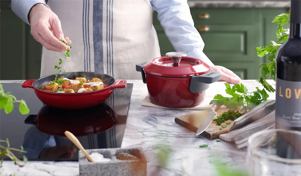 Woll IRON, Servierpfanne Rund Mit Glasdeckel Und Silikongriff, 20 Cm, 5.5 Cm Hoch, Chili Red – Bild 4