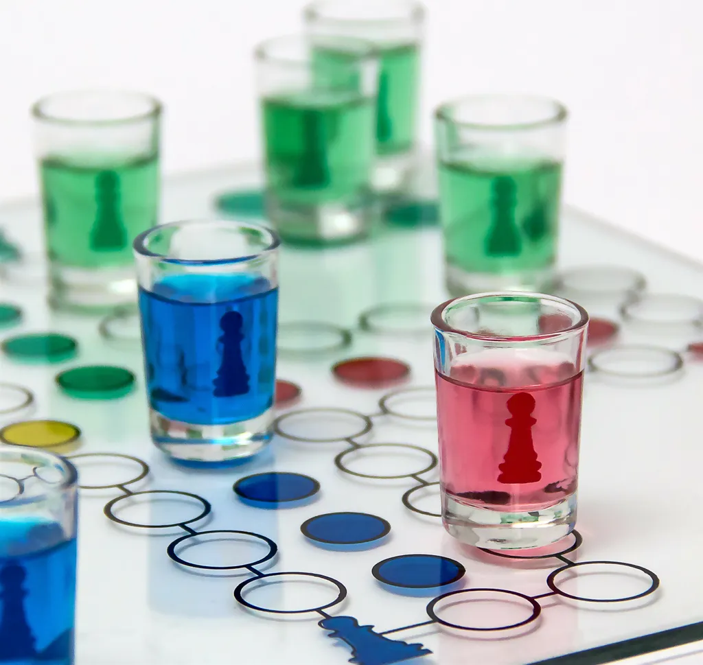 Relaxdays 10010181 Drinking Ludo Spiel, Partyspiel Für Erwachsene, Brett, 2 Würfel & 16 Shotgläser, Lustiges Trinkspiel – Bild 5