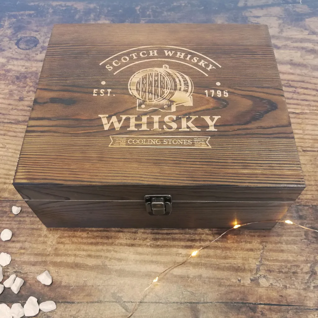Whisky Geschenk-Set Mit 2 Gläsern, Eiswürfeln Aus Edelstahl, Zange, Samtbeutel In Einer Schönen Holzbox – Bild 6