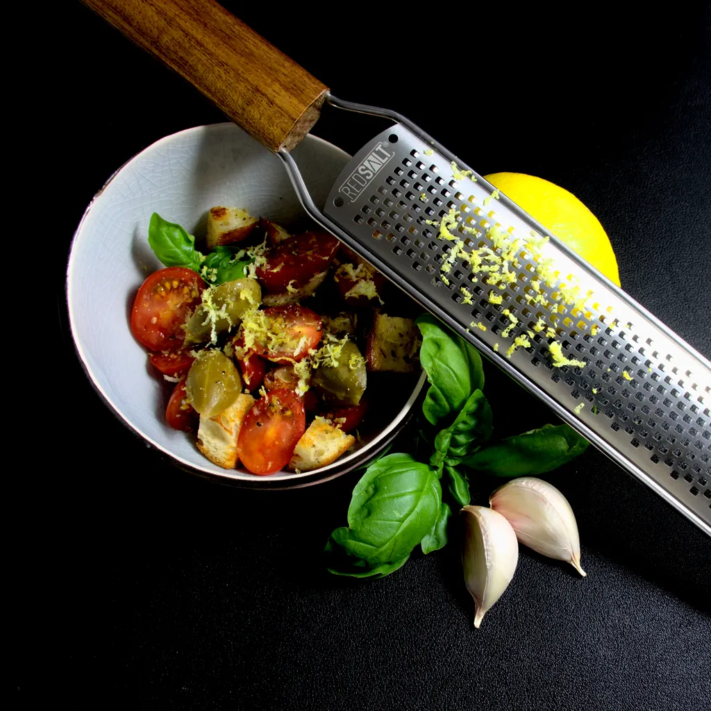 REDSALT® Premium Zester Edelstahl Reibe Mit Holzgriff | Rasiermesserscharfe Klinge | Küchenreibe Für Zitrone Ingwer Muskatnuss | Parmesanreibe Ingwerreibe Zitronenreibe Käsereibe – Bild 7