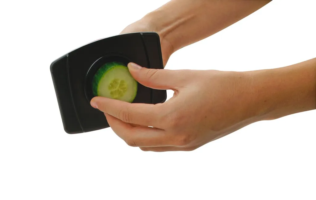 Fackelmann Dick-/Dünnschneider Mit Restehalter, Gemüseschneider Mit Zweiseitiger Edelstahl-Klinge, Hochwertiger Gemüsehobel (Farbe: Weiß/Schwarz), Menge: 1 Stück – Bild 6