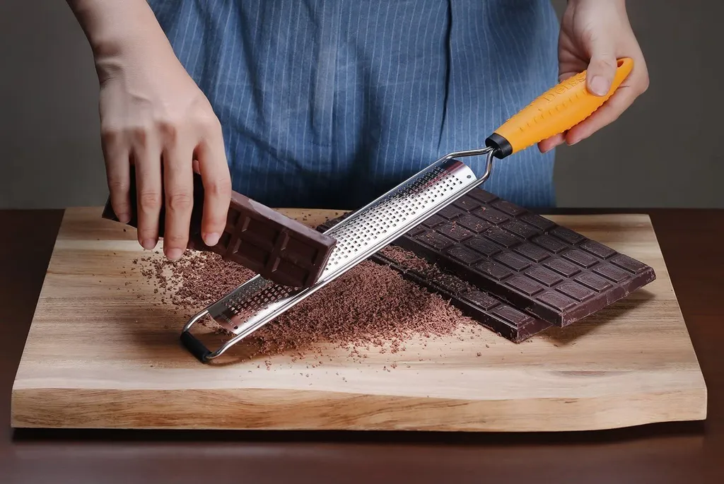 DEISS PRO Käsereibe - Parmesankäse, Zitrone, Ingwer, Knoblauch, Muskatnuss, Schokolade, Gemüse, Früchte - Rasiermesserscharfe Edelstahlklinge, Breit, Spülmaschinenfest – Bild 5