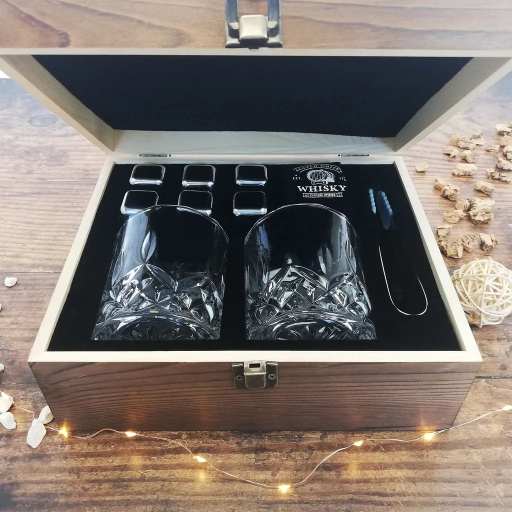 Whisky Geschenk-Set Mit 2 Gläsern, Eiswürfeln Aus Edelstahl, Zange, Samtbeutel In Einer Schönen Holzbox – Bild 2
