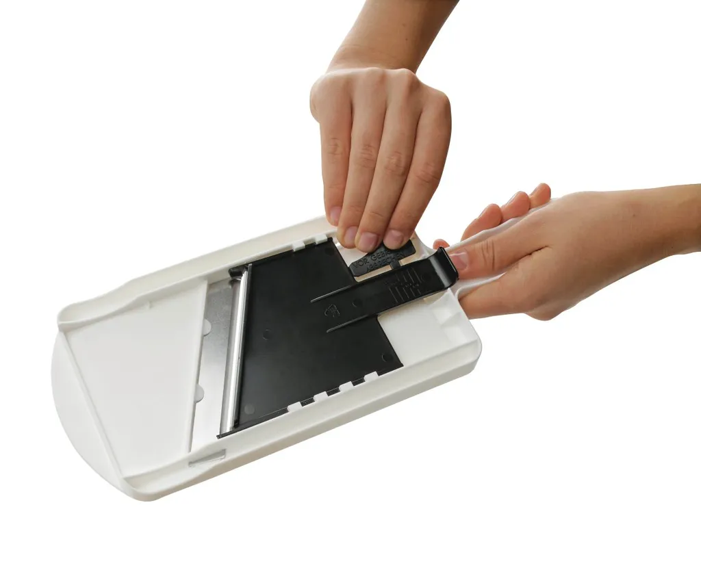 Fackelmann Dick-/Dünnschneider Mit Restehalter, Gemüseschneider Mit Zweiseitiger Edelstahl-Klinge, Hochwertiger Gemüsehobel (Farbe: Weiß/Schwarz), Menge: 1 Stück – Bild 3