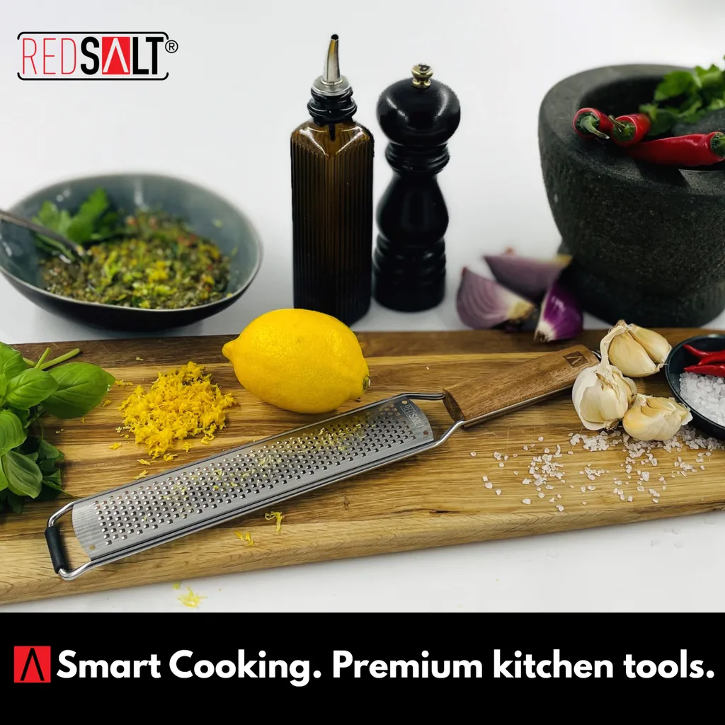 REDSALT® Premium Zester Edelstahl Reibe Mit Holzgriff | Rasiermesserscharfe Klinge | Küchenreibe Für Zitrone Ingwer Muskatnuss | Parmesanreibe Ingwerreibe Zitronenreibe Käsereibe – Bild 5