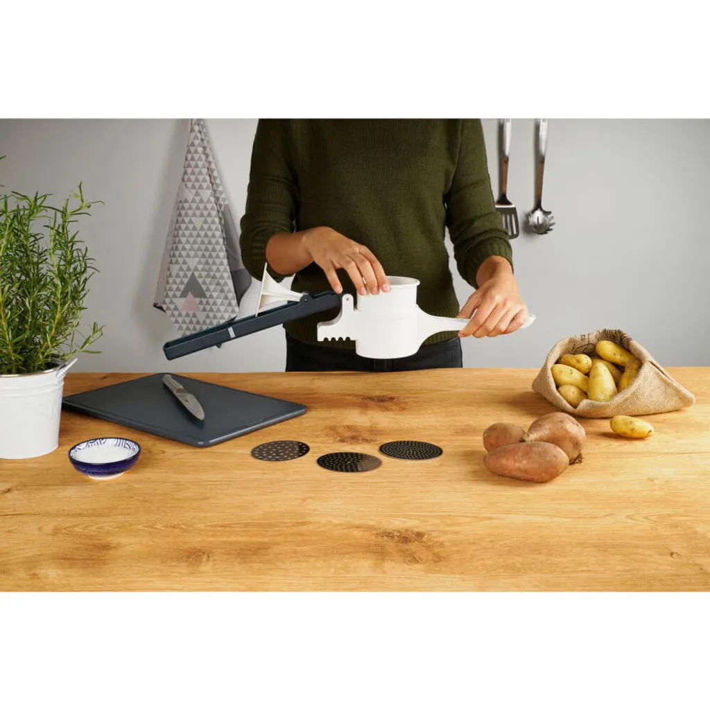 Fackelmann Spätzlepresse Easyprepare, Kortoffelpresse Mit 3 Austauschbaren Lochscheiben, Presse Mit 4 Verschiedenen Auflagehaken, Hochwetiger Kartoffelstampfer (Farbe: Weiß / Blau-Grau), 1 X 4 Teile – Bild 11