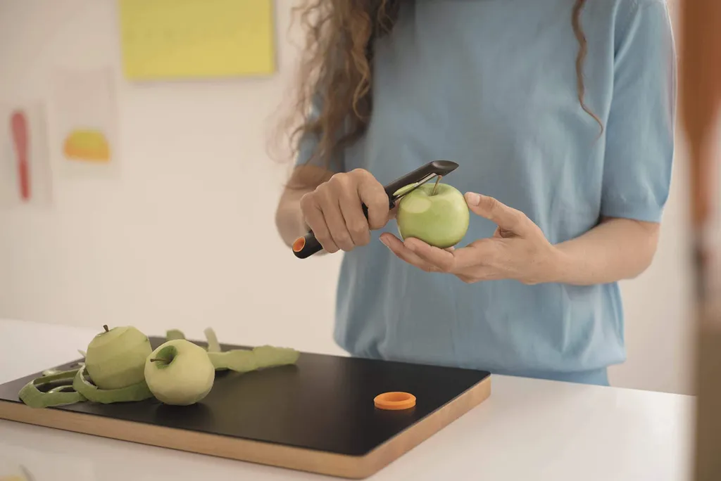 Fiskars FF Schäler Mit Beweglicher Klinge, 1014419 – Bild 3