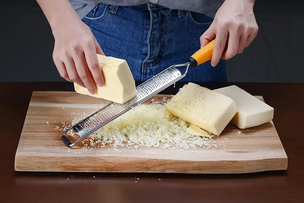DEISS PRO Käsereibe - Parmesankäse, Zitrone, Ingwer, Knoblauch, Muskatnuss, Schokolade, Gemüse, Früchte - Rasiermesserscharfe Edelstahlklinge, Breit, Spülmaschinenfest – Bild 3
