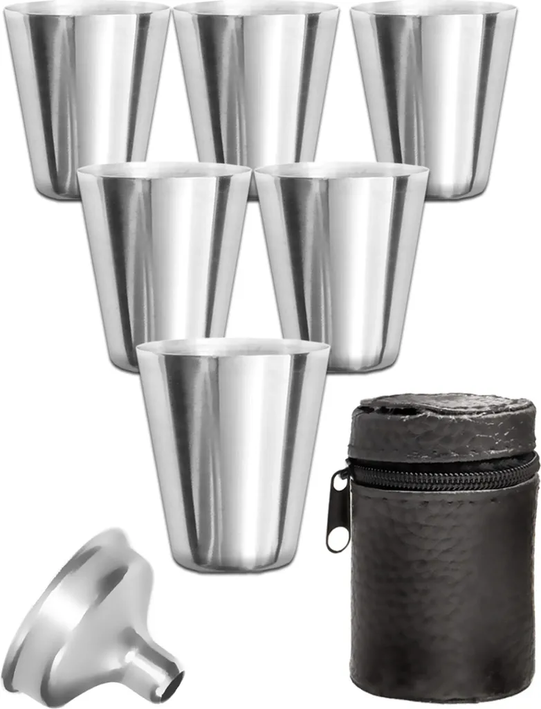 Outdoor Saxx® - 8-Teiliges Edelstahl-Becher Set, 6 Unzerbrechliche Schnaps-Becher, Schnaps-Gläser Aus Metall, Metall-Becher Mit Einfüll-Trichter Und Leder-Tasche, Ideales Flachmann-Zubehör