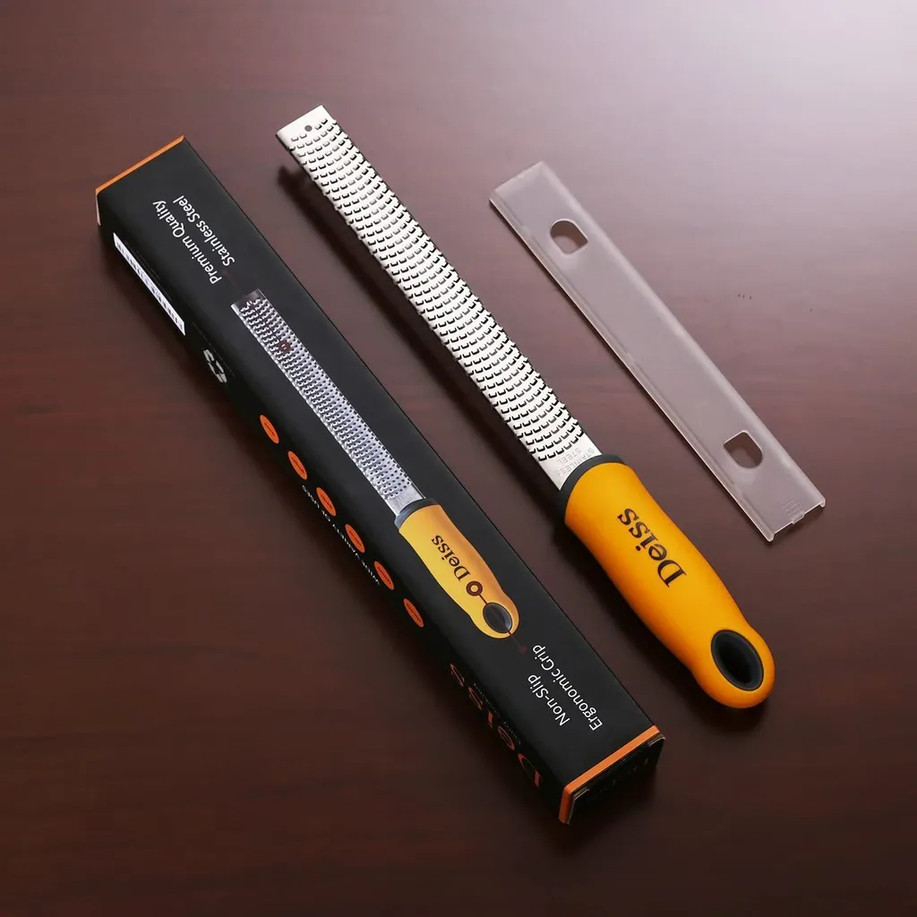 Deiss PRO Käsereibe - Parmesankäse, Zitrone, Ingwer, Knoblauch, Muskatnuss, Schokolade, Gemüse, Früchte - Rasiermesserscharfe Edelstahlklinge, Breit, Spülmaschinenfest Zester – Bild 8