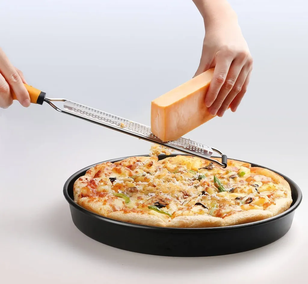 DEISS PRO Käsereibe - Parmesankäse, Zitrone, Ingwer, Knoblauch, Muskatnuss, Schokolade, Gemüse, Früchte - Rasiermesserscharfe Edelstahlklinge, Breit, Spülmaschinenfest – Bild 8