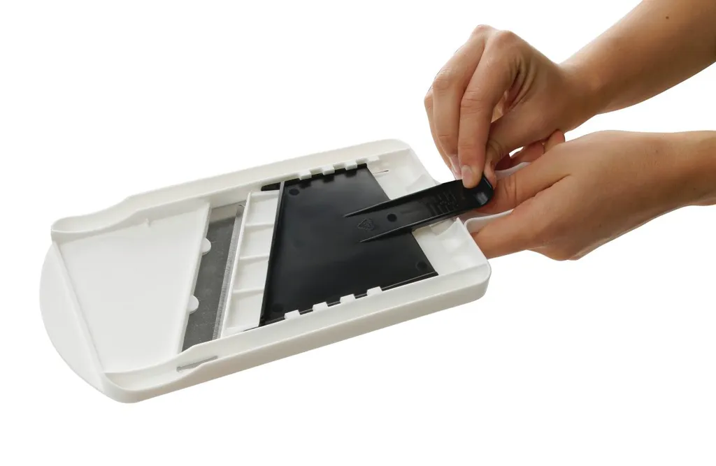 Fackelmann Dick-/Dünnschneider Mit Restehalter, Gemüseschneider Mit Zweiseitiger Edelstahl-Klinge, Hochwertiger Gemüsehobel (Farbe: Weiß/Schwarz), Menge: 1 Stück – Bild 5