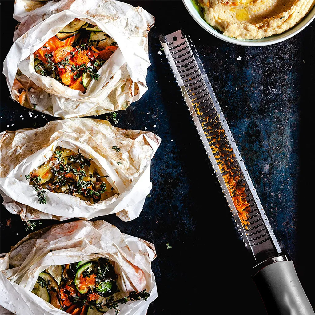 Zester, Hobel Reibe - Käsereibe, Parmesanreibe, Zitronenreibe - Küchenreibe Aus Edelstahl Mit Schutzabdeckung Und Silikon Griff | Schwarz – Bild 3