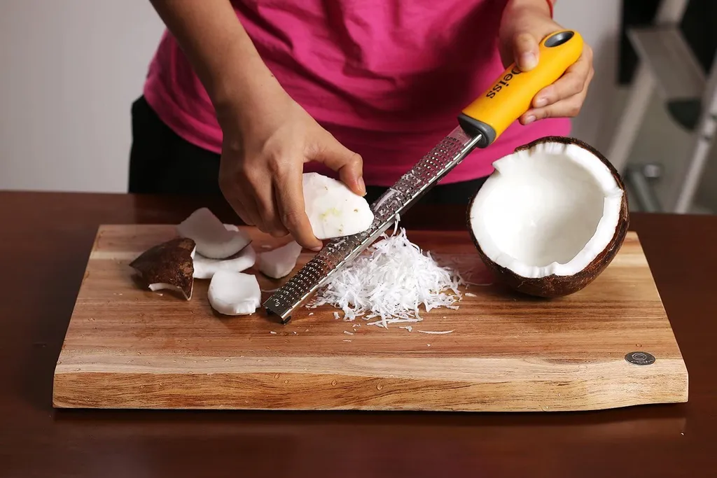 Deiss PRO Käsereibe - Parmesankäse, Zitrone, Ingwer, Knoblauch, Muskatnuss, Schokolade, Gemüse, Früchte - Rasiermesserscharfe Edelstahlklinge, Breit, Spülmaschinenfest Zester – Bild 6