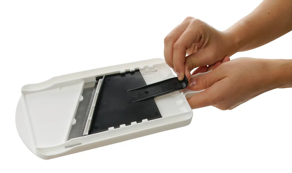 Fackelmann Dick-/Dünnschneider Mit Restehalter, Gemüseschneider Mit Zweiseitiger Edelstahl-Klinge, Hochwertiger Gemüsehobel (Farbe: Weiß/Schwarz), Menge: 1 Stück – Bild 4